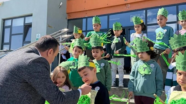Kaymakam Pelvan öğrencilerle fidan dikti