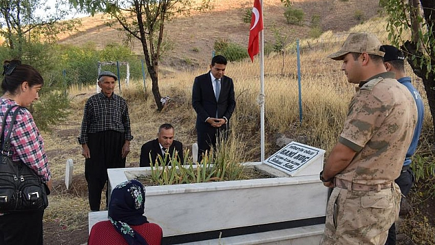Kaymakam şehitlikte  