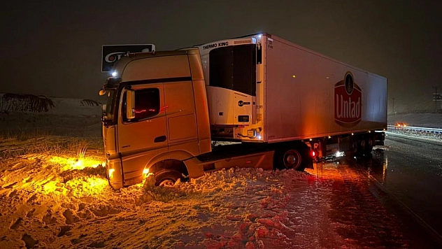 Kayseri-Malatya karayolu buzlandı, 20 araç birbirine girdi