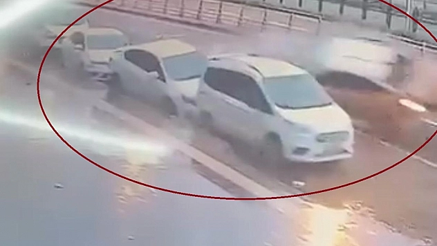 Kaza Anı Saniye Saniye Kaydedildi: Ticari Taksi Dehşeti