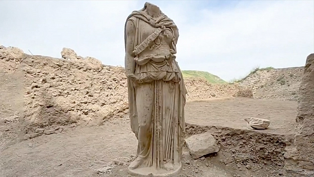 Kazı çalışmalarında 2 metrelik 'Athena' heykeli bulundu