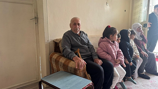 Keban'da öğrenciler yaşlıları ziyaret etti