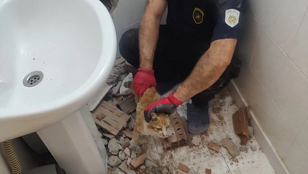 Kedi kurtarmak için tuvalet duvarını kırdılar!