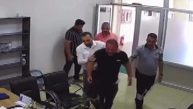 Kendini yakan şahsın kavga görüntüleri ortaya çıktı!