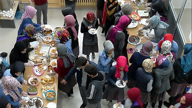 Kermesi ziyaret etti 