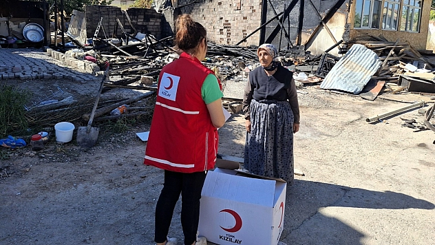 Kızılay, evi yanan aileye destek oldu