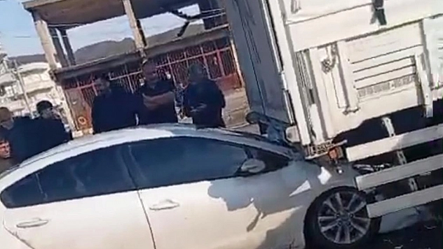 Kırmızı ışıkta bekleyen tıra çarptı