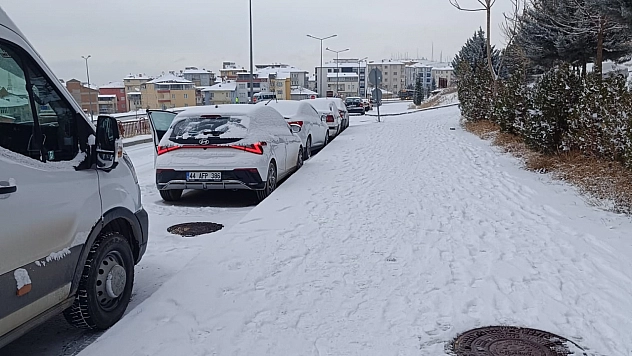 Kış yüzünü gösterdi! Malatyalılar güne karla başladı
