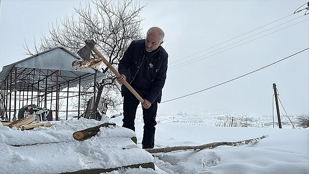Kışın köyde sadece muhtar yaşıyor