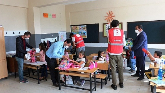 Kızılay köy okullarını unutmadı