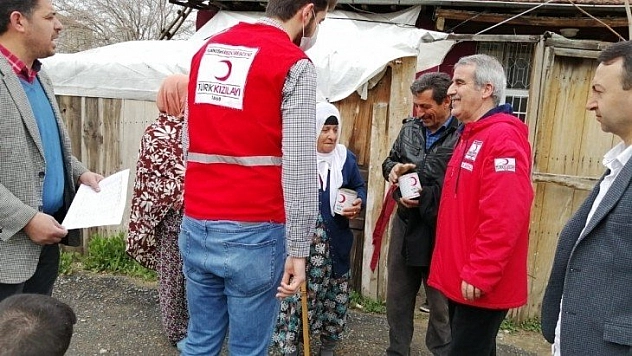 Kızılay, yardımları yaşlılara ulaştırıyor
