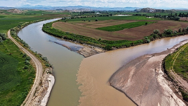 Kızılırmak ve Acısu'nun renk ayrımı dronla görüntülendi