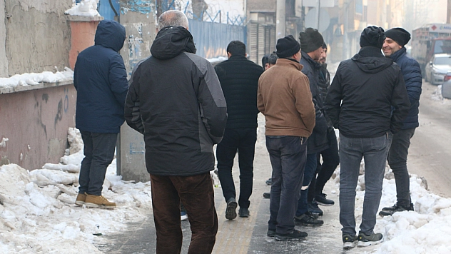 Kolonu çatlayan bina sakinleri hırsızlar için nöbet tutuyor