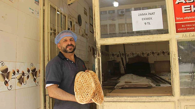 Komşu fırıncılara kızdı, ekmekte 3 lira indirim yaptı