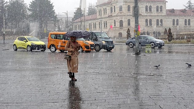 Komşuda kar yağışı başladı