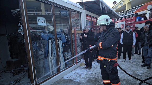 Konteyner Çarşı'da yangın paniği! İtfaiye zamanında müdahale etti