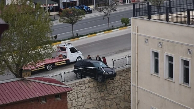 Malatya'da kontrolden çıkan araç istinat duvarında asılı kaldı
