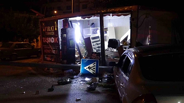 Malatya'da kontrolden çıkan araç iş yerine daldı: 1 yaralı