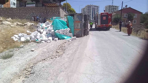 Kontrolden çıkan kamyon devrildi