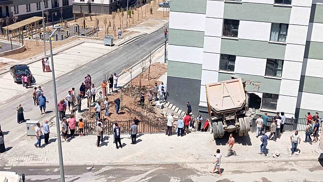 Kontrolden çıkan hafriyat kamyonu apartmanın bahçe duvarına çarptı: 1 yaralı