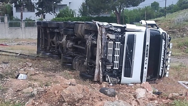 Kontrolden çıkan kamyon devrildi