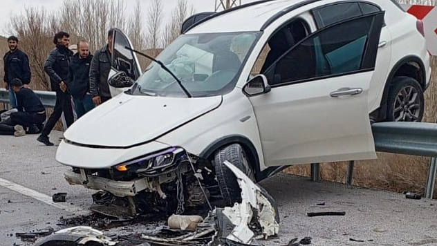 Kontrolden çıkan otomobil bariyerlerde asılı kaldı: 4 yaralı