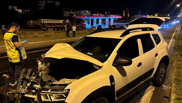 Kontrolden çıkan otomobil sulama aracına çarptı: 3 yaralı