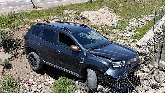 Kontrolden çıkan otomobil yol kenarına savruldu: 2 yaralı