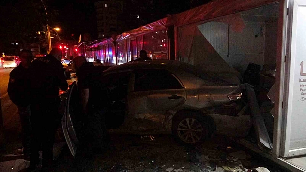 Savrulan araç iş yerine girdi