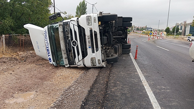 Kontrolden çıkan tır yan yattı! Sürücü kıl payı kurtuldu