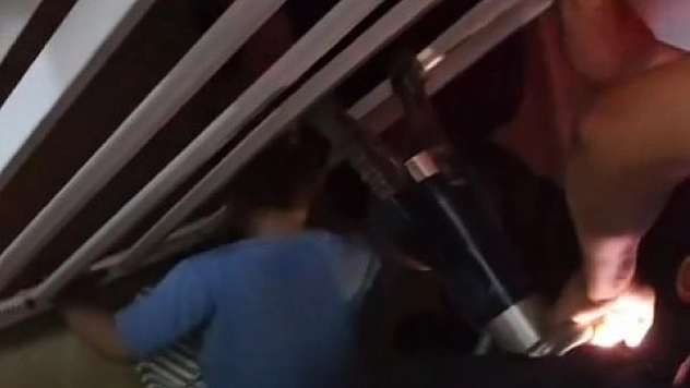 Korkuluklara sıkışan çocuğu itfaiye kurtardı