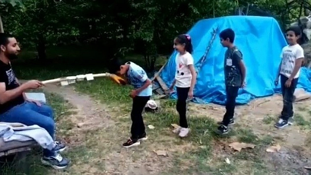 Korona el öpmeye engel olamadı