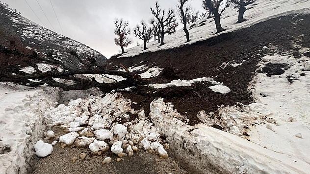 Köy minibüsü yolda mahsur kaldı