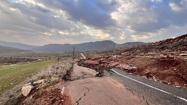 Köy yolu çöktü, ulaşım durdu