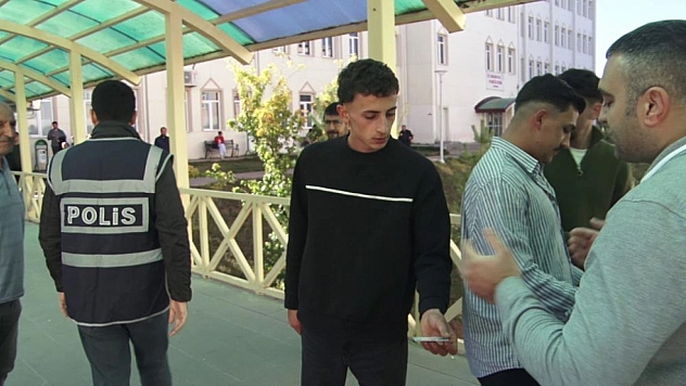 KPSS'de son dakika telaşı: Biri küpesini çıkardı, diğeri sınava giremedi