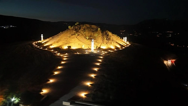 Kraliçeler mezarlığı gece de ziyarete açıldı