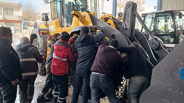 Kulp'ta dondurucu soğuklar oto tamircilerini zorluyor