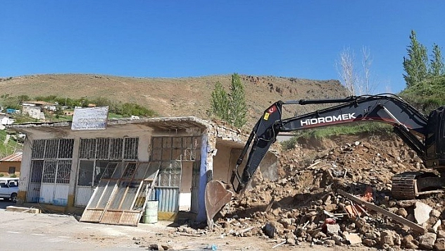 Kuluncak'ta yıkım
