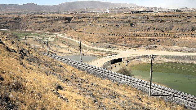 Kuraklık Beylerderesi Barajını Kuruttu, Tarihi Köprü Ortaya Çıktı: Çiftçiler Mağdur!