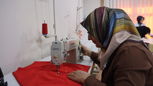 Kursla başladı, kızına kıyafet dikiyor