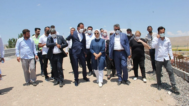 Laf değil eser siyaseti