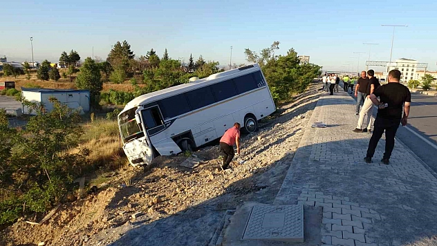 Malatya-Ankara karayolunda servis aracı şarampole devrildi: 5 yaralı