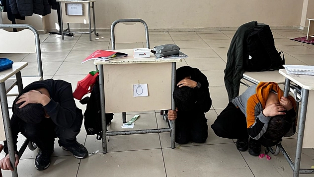 Lise öğrencileri deprem tatbikatı yaptı