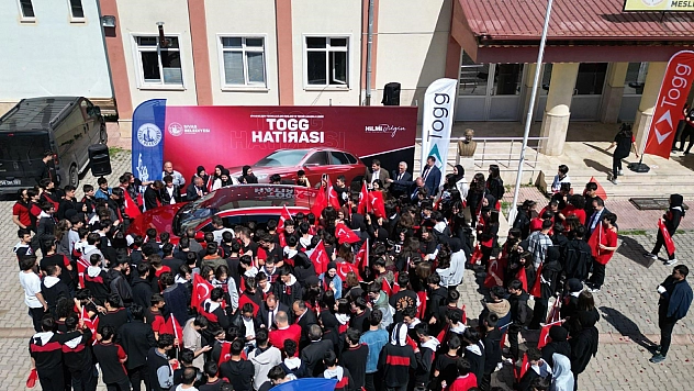 Lise öğrencileri TOGG'a hayran kaldı