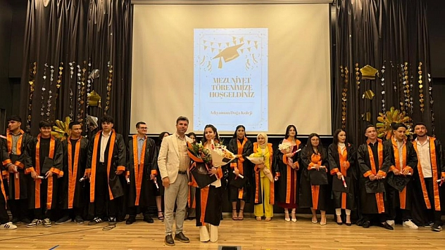 Lise öğrencilerinin mezuniyet coşkusu
