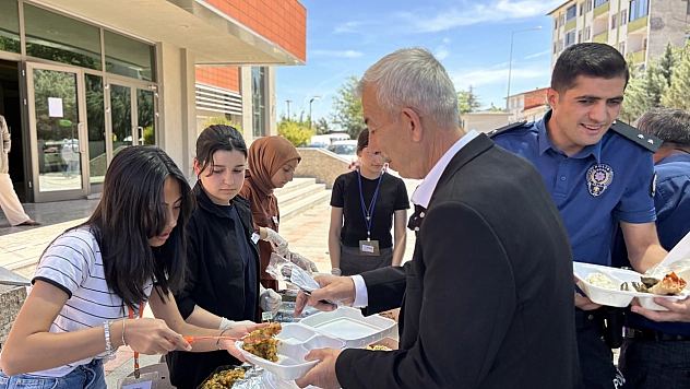 Liselilerden anlamlı 'hayır çarşısı'