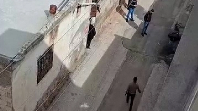 Madde bağımlısı genç, sokak ortasında yığılıp kaldı