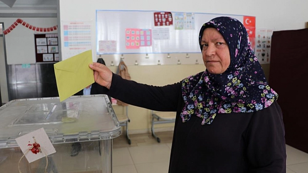 Mahalle sakinleri yeni muhtarı belirlemek için oy kullanıyor