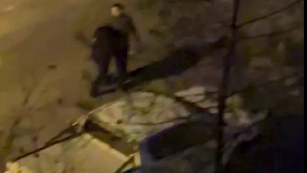 Mahallede uyuşturucuya öfke: Zanlıyı kolunun altına alıp yürüttü