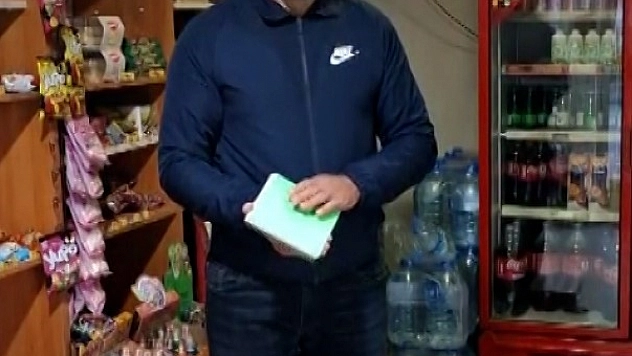Mahallelinin borcunu kapattı, veresiye defterini yaktı